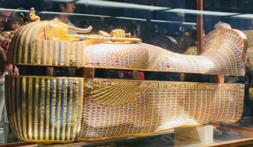 “Entre vendas de lino, resinas y misterios: el fascinante proceso de la momificación&nbsp;egipcia….